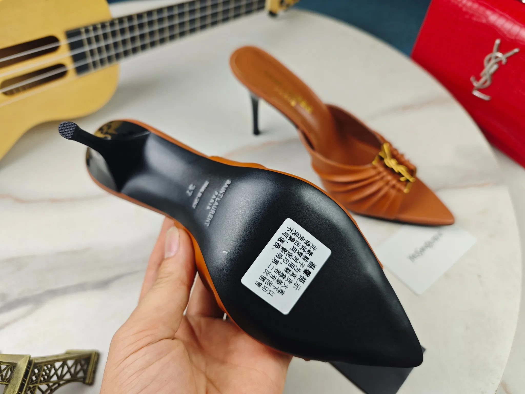 👟👟Ex-factory price 520👟👟 【Saint Laurent】Yves Saint Laurent, stiletto heel YSL sandals💃2024 early autumn counter synchronized with the latest styles, YSL, decoration👠 Classic and high-quality glamorous masterpieces, the hottest spring and summer series in the counter, with temperament, fashion, classic and attractive design style 😌The on-foot effect is particularly beautiful〰️, the material is imported from Italy, small black cow, imported black patent leather, lining, and foot pads; sheepskin, heel height, stiletto 9cm, size 35-41 (34.41.42 must be customized, non-returnable) outsole; imported genuine leather outsole, complete with counter packaging